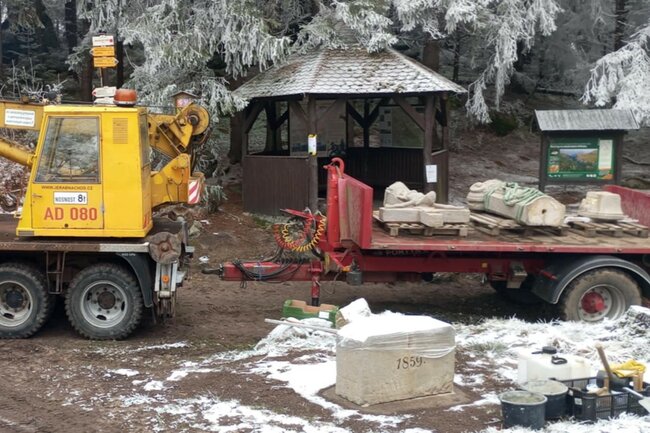 Machovský kříž opět září na hřebeni