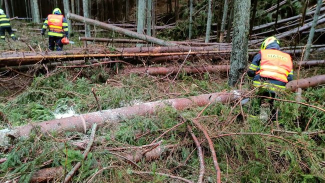 Vody bylo ve sklepě po kolena a pořád stoupala