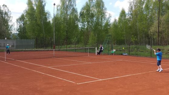 Na tenisových kurtech v Broumově byla zahájena letní sezóna
