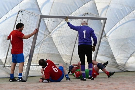 Tým starostů po penaltovém rozstřelu své loňské vítězství v teplickém turnaji neobhájil