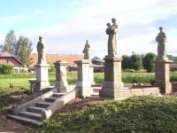 V Otovicích nedaleko Broumova se zvedá ze země pomník 14 pomocníků