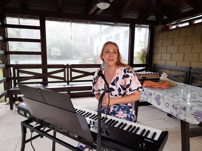 Nejen senioři v Broumově si užili šansonový večírek 