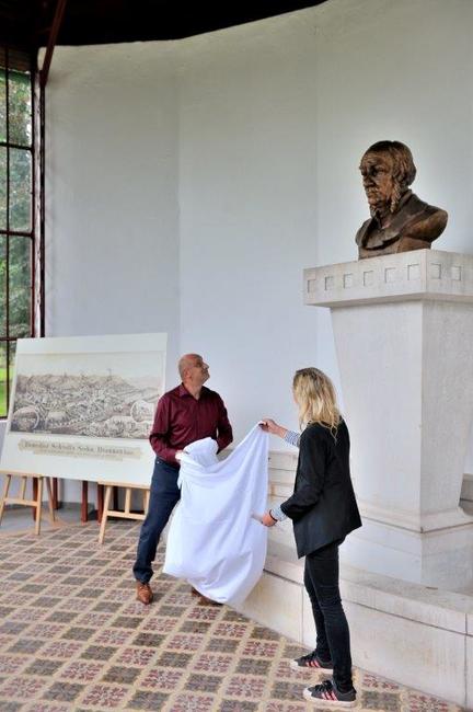 Socha Josefa Schrolla slavnostně odhalena