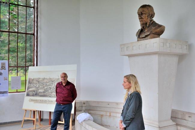 Socha Josefa Schrolla slavnostně odhalena