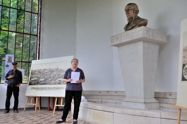 Socha Josefa Schrolla slavnostně odhalena