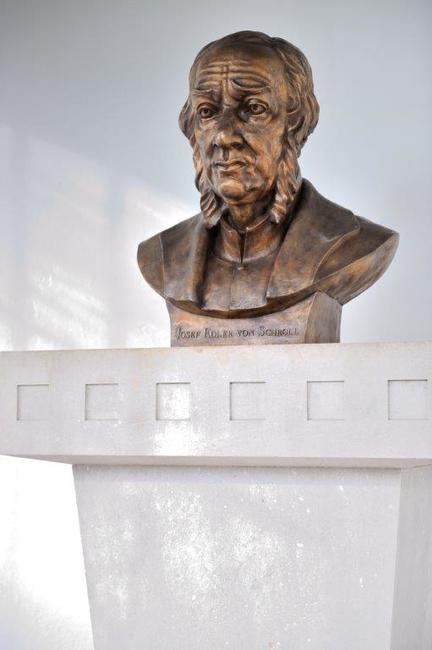 Socha Josefa Schrolla slavnostně odhalena