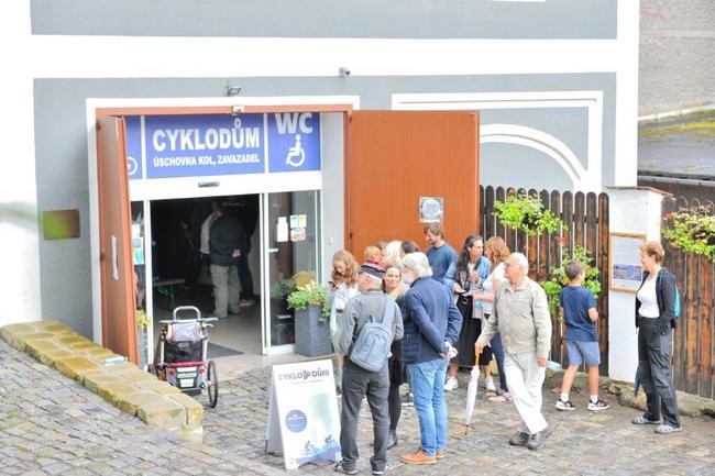 Socha Josefa Schrolla slavnostně odhalena