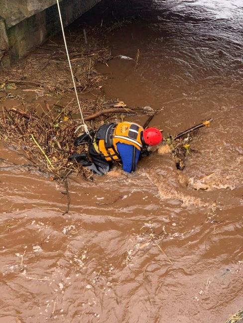 Hasiče potrápily spadané stromy a zvednutá hladina vody 