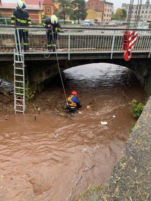 Hasiče potrápily spadané stromy a zvednutá hladina vody 