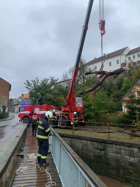 Hasiče potrápily spadané stromy a zvednutá hladina vody 