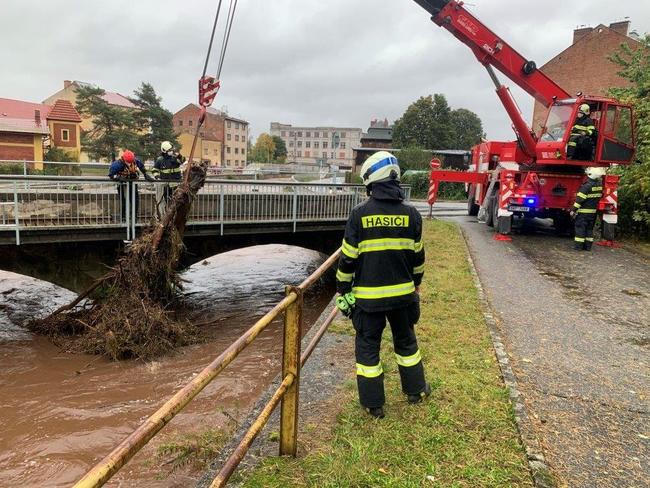 Hasiče potrápily spadané stromy a zvednutá hladina vody 