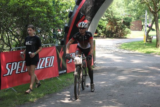 MTB TRILOGY: Po prologu a 1. etapě vede Hruška, druhý Vokrouhlík jel závěr etapy bez sedla
