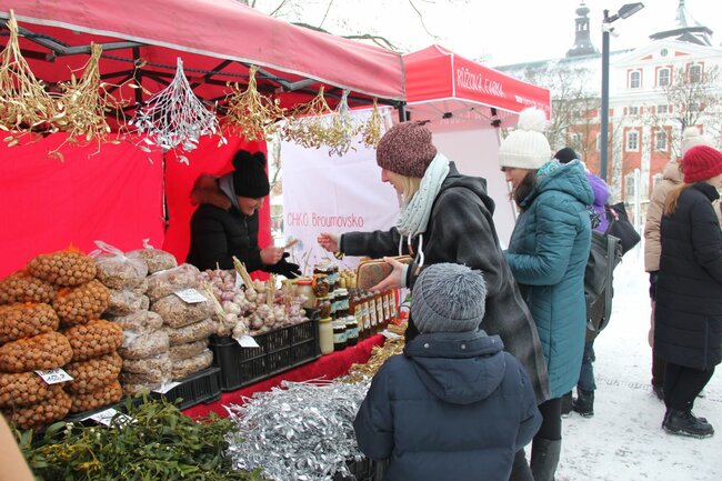 Tradiční Adventní trh v klášteře nabízí také divadlo pro děti