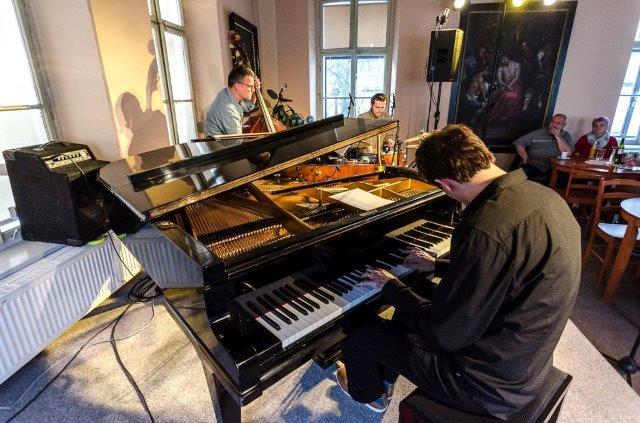 ArtCafé přivítalo v broumovském klášteře nové Trio Roberta Balzara 