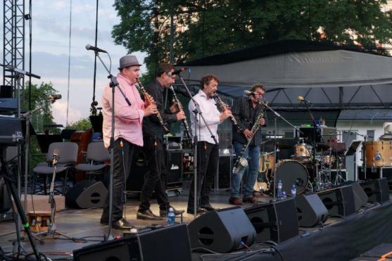 "Není malých rokenrolí," zpívala s Tata Bojs celá klášterní zahrada