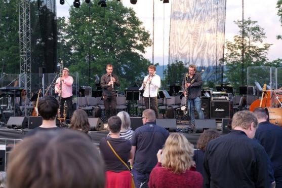 "Není malých rokenrolí," zpívala s Tata Bojs celá klášterní zahrada