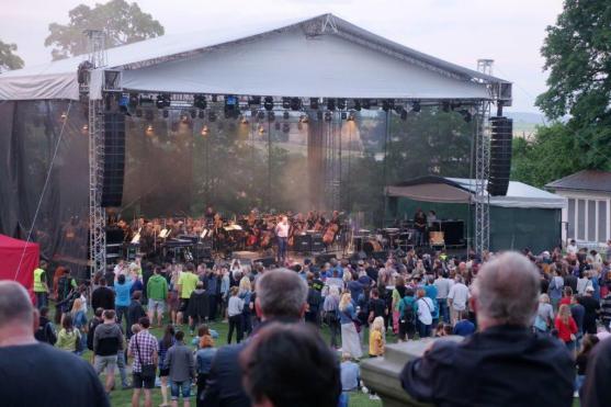 "Není malých rokenrolí," zpívala s Tata Bojs celá klášterní zahrada