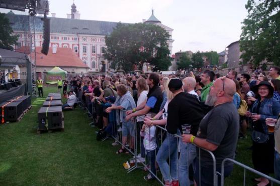 "Není malých rokenrolí," zpívala s Tata Bojs celá klášterní zahrada