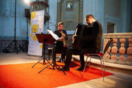 Saxofon a akordeon Dua Aliada zněly šonovským kostelem svaté Markéty