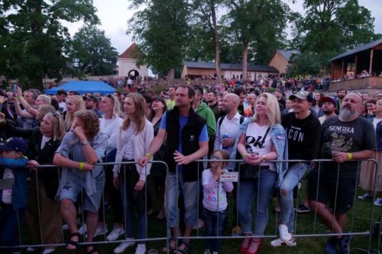"Není malých rokenrolí," zpívala s Tata Bojs celá klášterní zahrada