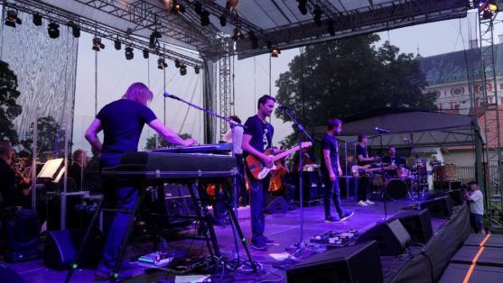 "Není malých rokenrolí," zpívala s Tata Bojs celá klášterní zahrada