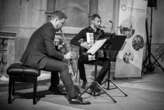 Saxofon a akordeon Dua Aliada zněly šonovským kostelem svaté Markéty