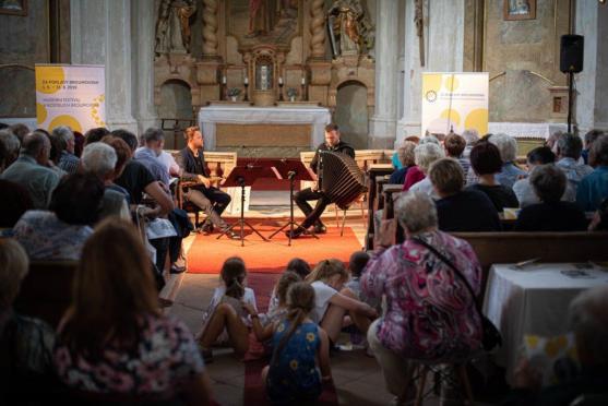 Saxofon a akordeon Dua Aliada zněly šonovským kostelem svaté Markéty