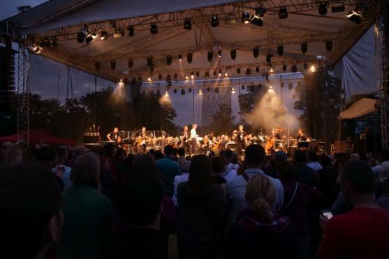 "Není malých rokenrolí," zpívala s Tata Bojs celá klášterní zahrada