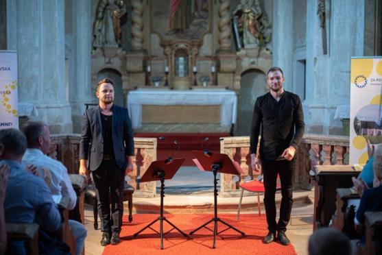 Saxofon a akordeon Dua Aliada zněly šonovským kostelem svaté Markéty