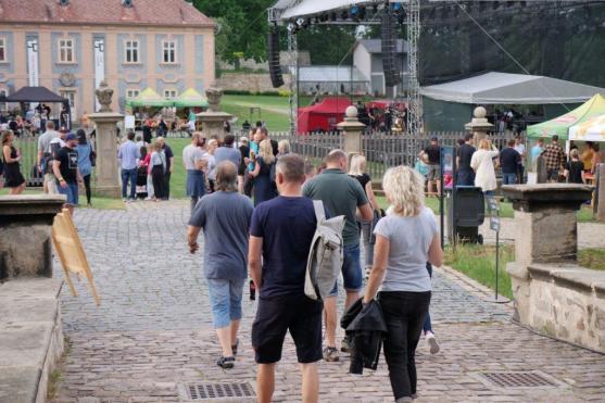 "Není malých rokenrolí," zpívala s Tata Bojs celá klášterní zahrada
