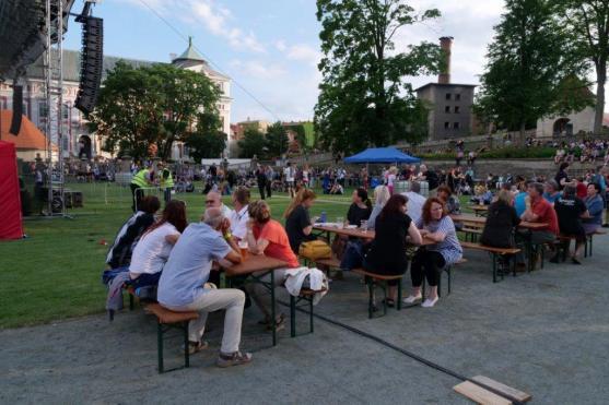 "Není malých rokenrolí," zpívala s Tata Bojs celá klášterní zahrada