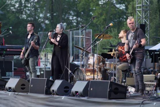 "Není malých rokenrolí," zpívala s Tata Bojs celá klášterní zahrada