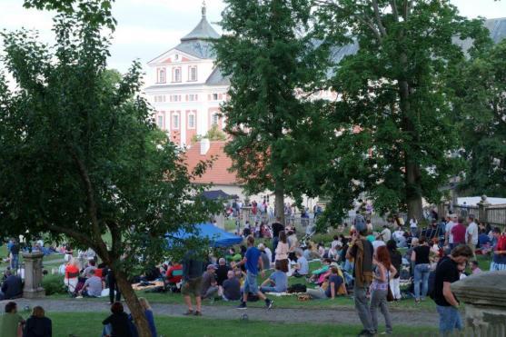 "Není malých rokenrolí," zpívala s Tata Bojs celá klášterní zahrada