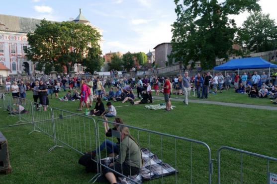 "Není malých rokenrolí," zpívala s Tata Bojs celá klášterní zahrada