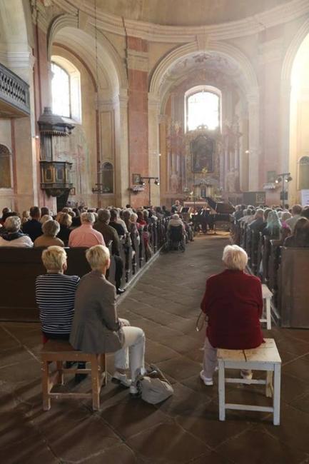 Festival Za poklady Broumovska přivítal ve Vižňově amerického hudebníka Kerryho Turnera