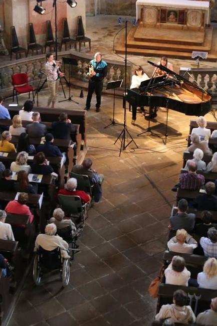 Festival Za poklady Broumovska přivítal ve Vižňově amerického hudebníka Kerryho Turnera