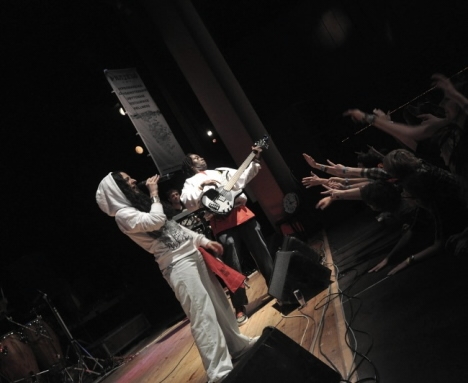 Hronovský Čapkův sál na vlně reggae