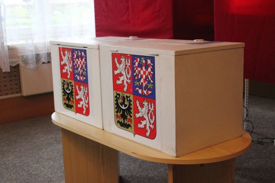 Volby v Královéhradeckém kraji vyhráli těsně sociální demokraté před komunisty. Ve 2. kole senátních voleb se utká Lubomír Franc se Soňou Markovou