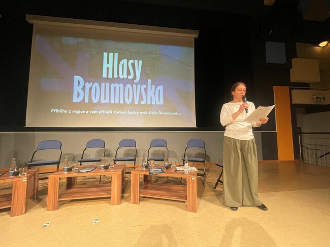 Veřejné diskuse by se měly konat pravidelně, shodli se návštěvníci debaty Hlasy Broumovska