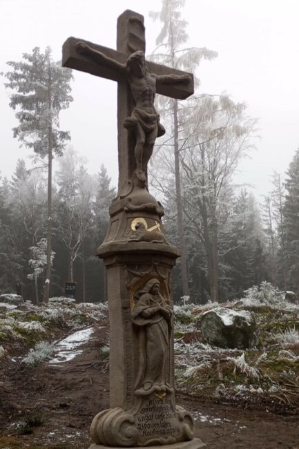 Machovský kříž opět září na hřebeni