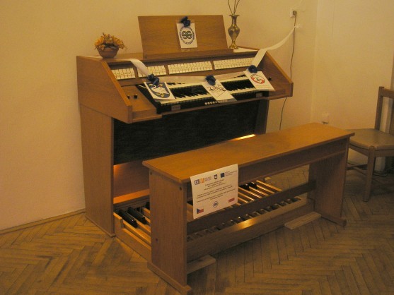 Základní umělecká škola v Broumově má chrámové elektronické digitální varhany