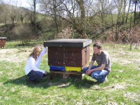 Cenu Bartákův hrnec pro nejlepšího ekologického zemědělce roku 2010 získala ekovčelařka z Rokytníku u Hronova