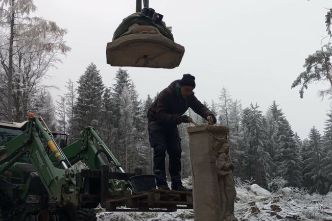 Machovský kříž opět září na hřebeni