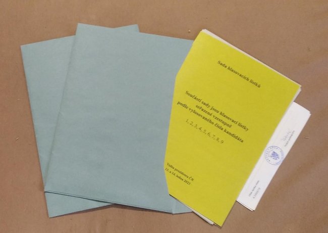 Voliči v karanténě mohou volit z auta či do přenosné volebních schránky