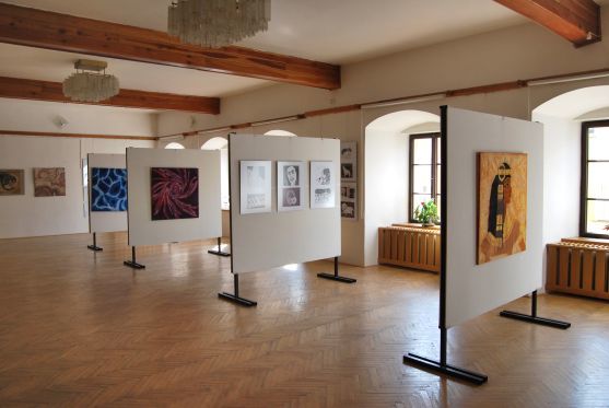 Žáci výtvarného oboru Základní umělecké školy v Broumově vystavují na Staré radnici 