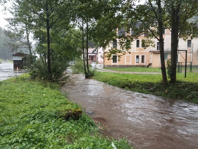 Stěnava i Metuje na 3. stupni, ve Zdoňově je evakuace