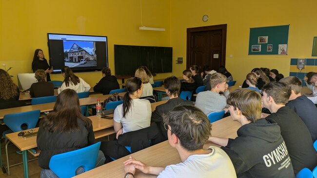 „Co bude s pivovarem?“ Studenti Gymnázia Broumov mapují názory veřejnosti