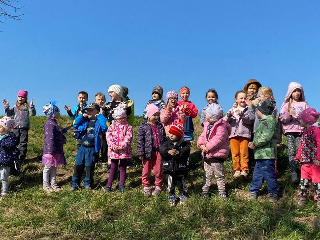 Dřevěné pexeso i kuličkolam. Nová naučná stezka baví děti v Meziměstí