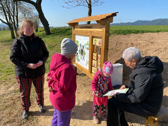 Dřevěné pexeso i kuličkolam. Nová naučná stezka baví děti v Meziměstí