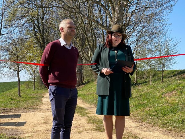 Dřevěné pexeso i kuličkolam. Nová naučná stezka baví děti v Meziměstí